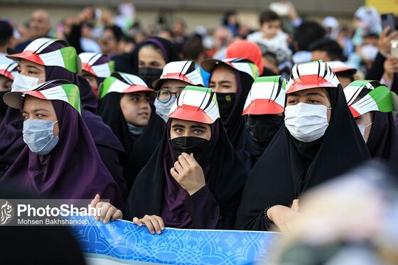 اجرای سرود «سلام فرمانده» با حضور دهه نودی ها در عرصه میدان شهدا