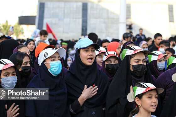 اجرای سرود «سلام فرمانده» با حضور دهه نودی ها در عرصه میدان شهدا