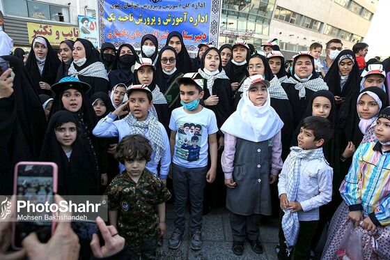 اجرای سرود «سلام فرمانده» با حضور دهه نودی ها در عرصه میدان شهدا