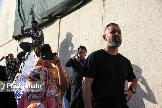 اجرای سرود «سلام فرمانده» با حضور دهه نودی ها در عرصه میدان شهدا
