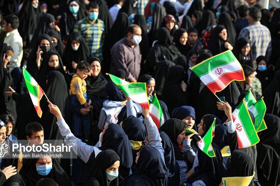 اجرای سرود «سلام فرمانده» با حضور دهه نودی ها در عرصه میدان شهدا
