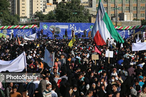 اجرای سرود «سلام فرمانده» با حضور دهه نودی ها در عرصه میدان شهدا