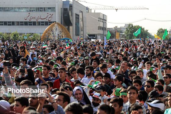 اجرای سرود «سلام فرمانده» با حضور دهه نودی ها در عرصه میدان شهدا