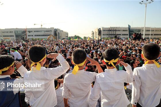 اجرای سرود «سلام فرمانده» با حضور دهه نودی ها در عرصه میدان شهدا