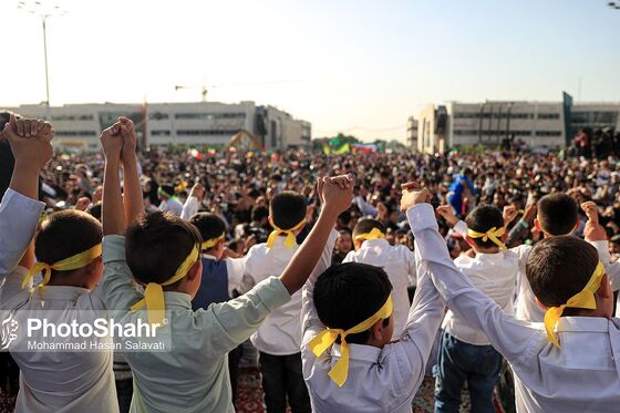 اجرای سرود «سلام فرمانده» با حضور دهه نودی ها در عرصه میدان شهدا