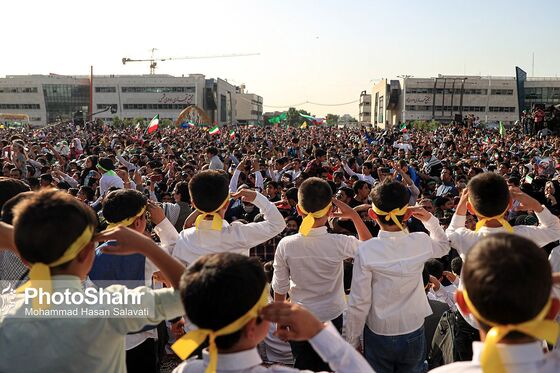 اجرای سرود «سلام فرمانده» با حضور دهه نودی ها در عرصه میدان شهدا