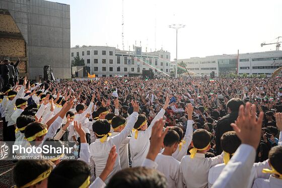 اجرای سرود «سلام فرمانده» با حضور دهه نودی ها در عرصه میدان شهدا