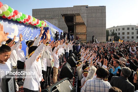 اجرای سرود «سلام فرمانده» با حضور دهه نودی ها در عرصه میدان شهدا