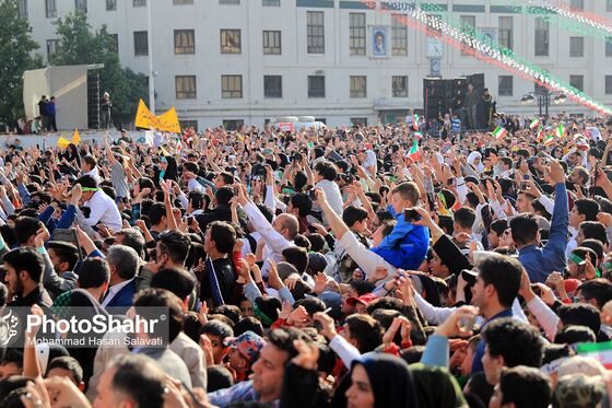 اجرای سرود «سلام فرمانده» با حضور دهه نودی ها در عرصه میدان شهدا