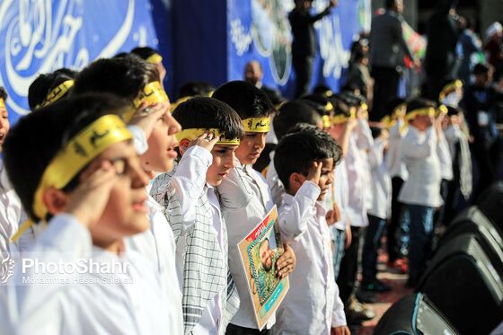 اجرای سرود «سلام فرمانده» با حضور دهه نودی ها در عرصه میدان شهدا