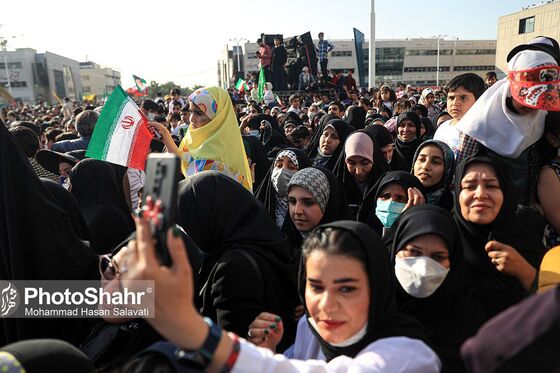 اجرای سرود «سلام فرمانده» با حضور دهه نودی ها در عرصه میدان شهدا