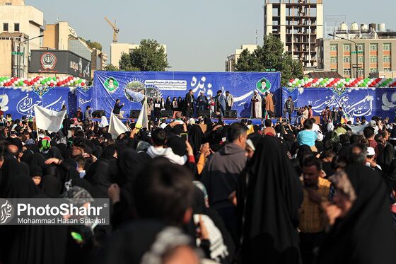 اجرای سرود «سلام فرمانده» با حضور دهه نودی ها در عرصه میدان شهدا