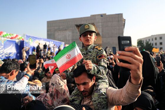 اجرای سرود «سلام فرمانده» با حضور دهه نودی ها در عرصه میدان شهدا