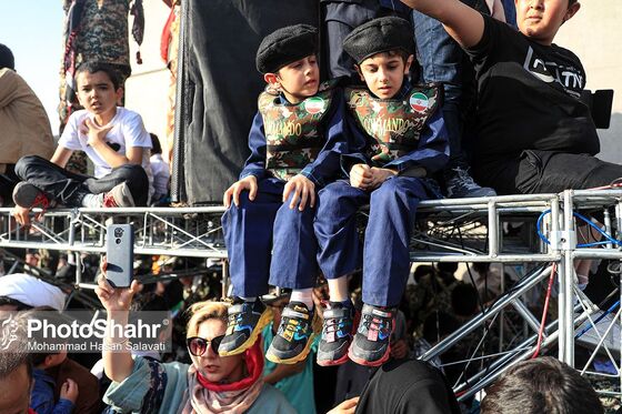 اجرای سرود «سلام فرمانده» با حضور دهه نودی ها در عرصه میدان شهدا