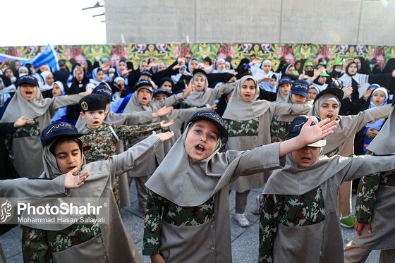 اجرای سرود «سلام فرمانده» با حضور دهه نودی ها در عرصه میدان شهدا