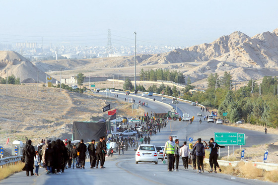 زائران پیاده حرم امام رضا (ع) 