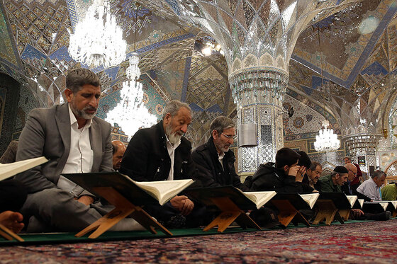 جزء خوانی قرآن در حرم امام رضا (ع)
