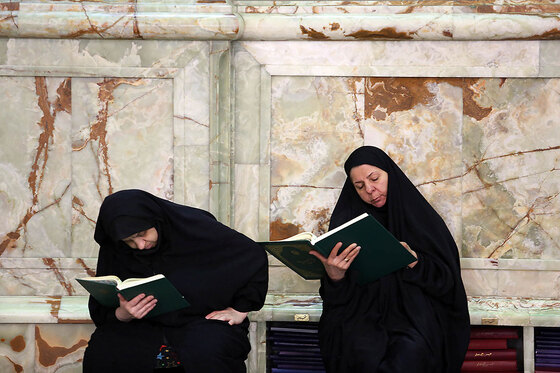 جزء خوانی قرآن در حرم امام رضا (ع)
