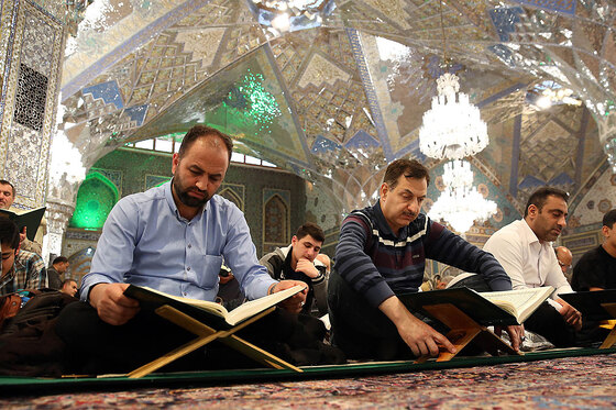 جزء خوانی قرآن در حرم امام رضا (ع)