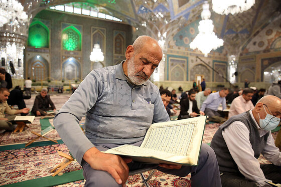 جزء خوانی قرآن در حرم امام رضا (ع)