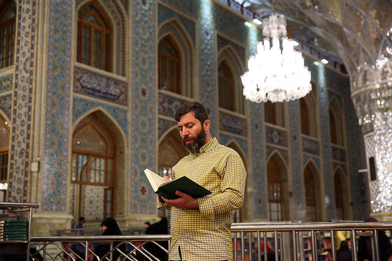 جزء خوانی قرآن در حرم امام رضا (ع)
