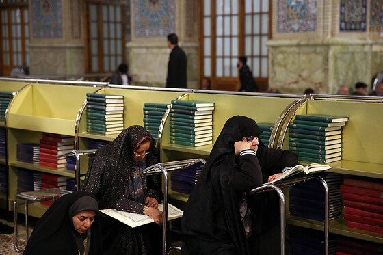 جزء خوانی قرآن در حرم امام رضا (ع)