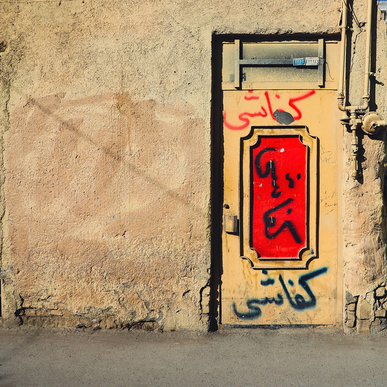 نشسته‌ام به در نگاه می‌کنم