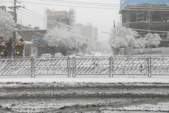 بارش برف در مشهد ۲