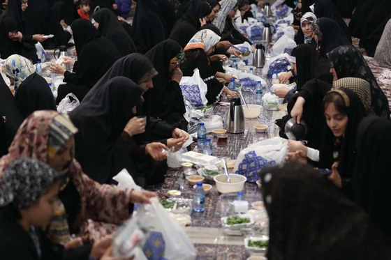 سفره‌های افطاری حرم امام رضا (ع)