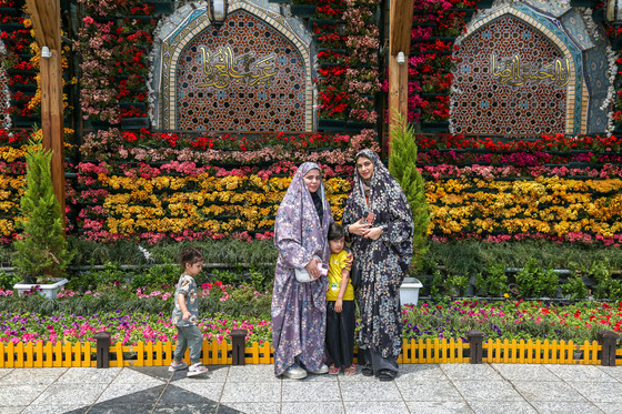 گل آرایی حرم مطهر رضوی در دهه کرامت 