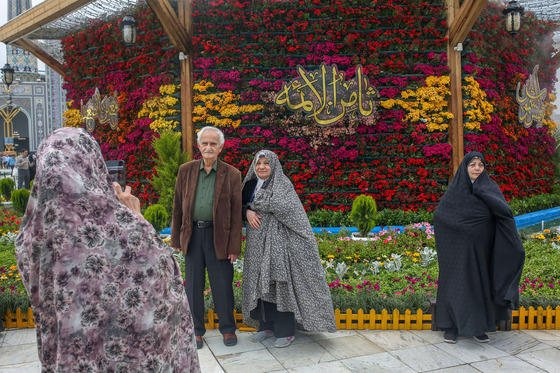 گل آرایی حرم مطهر رضوی در دهه کرامت 