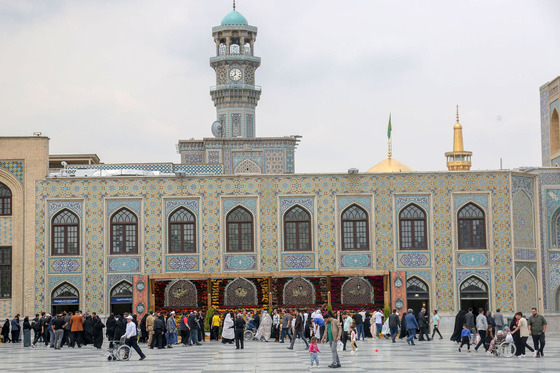 گل آرایی حرم مطهر رضوی در دهه کرامت 