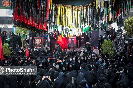 مراسم تدفین پیکر مطهر سه شهید گمنام در میدان شهدا مشهد