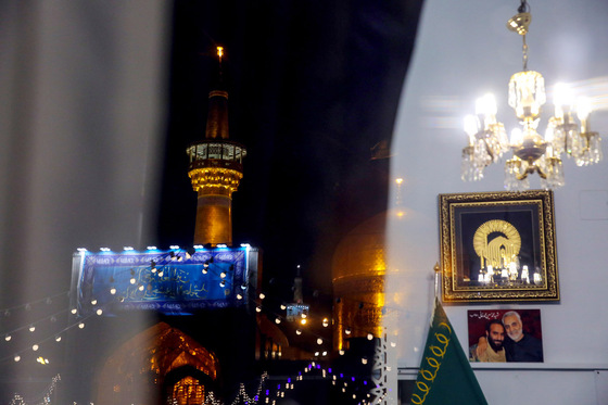 چراغانی حرم مطهر امام رضا (ع) به مناسبت مبعث پیامبر (ص)