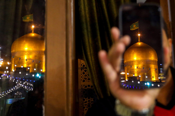 چراغانی حرم مطهر امام رضا (ع) به مناسبت مبعث پیامبر (ص)