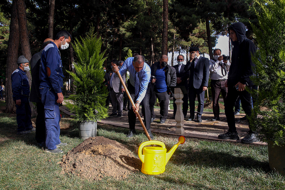 کاشت درخت صلح و دوستی با حضور نمایندگان کشورهای همسایه در مشهد