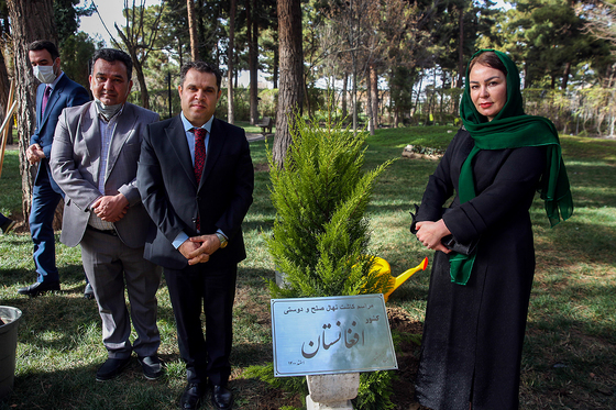 کاشت درخت صلح و دوستی با حضور نمایندگان کشورهای همسایه در مشهد