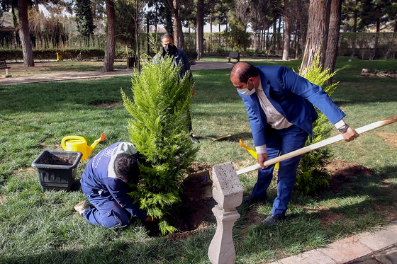 کاشت درخت صلح و دوستی با حضور نمایندگان کشورهای همسایه در مشهد